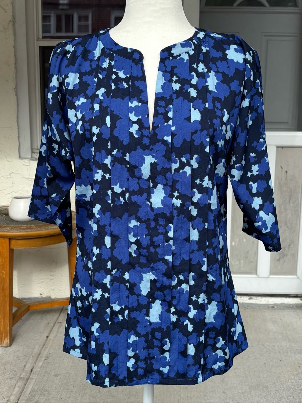 Banana Republic Blue Abstract Camo Pleated Split Neck Blouse EUC Medium - Picture 3 of 5